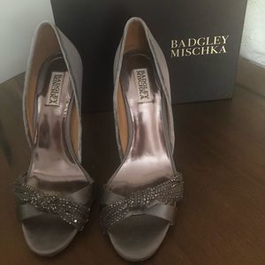 Badgley Mischka gray satin heel - size 9